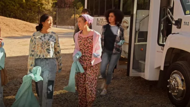 BDG Sandy High Waisted Jogger Jeans worn by Devi Vishwakumar (Maitreyi Ramakrishnan) as seen in Never Have I Ever (S02E01)