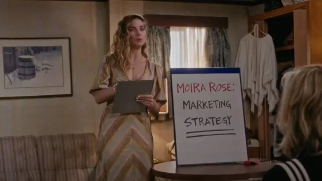 Zara Metallic Crop Top porté par Alexis Rose (Annie Murphy) vu dans Schitt’s Creek (S06E05)