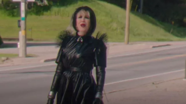 Robe MIDI brevetée MSGM portée par Moira Rose (Catherine O’Hara) vue dans Schitt’s Creek (S06E09)