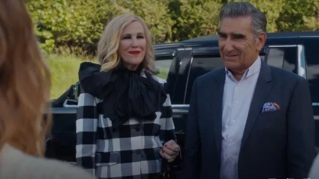 Altuzarra Fenice Gingham Blazer porté par Moira Rose (Catherine O’Hara) vu dans Schitt’s Creek (S06E14)