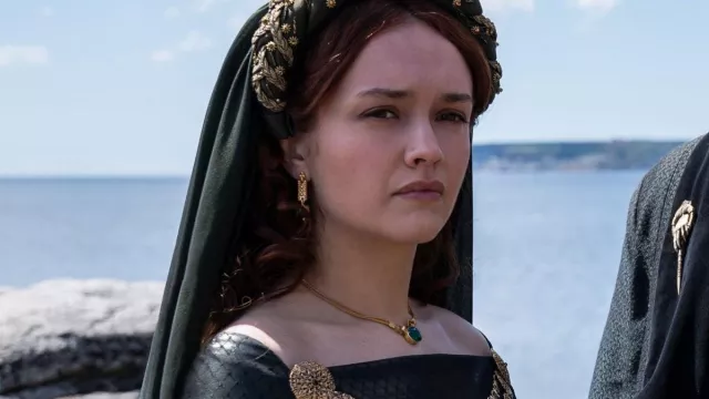 Jewellery worn by Queen Alicent Hightower (Olivia Cooke) in House of the Dragon (S01E02)