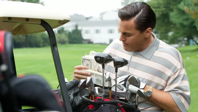 Polo de golf a rayas usado por Jordan Belfort (Leonardo DiCaprio) como se ve en El lobo de Wall Street