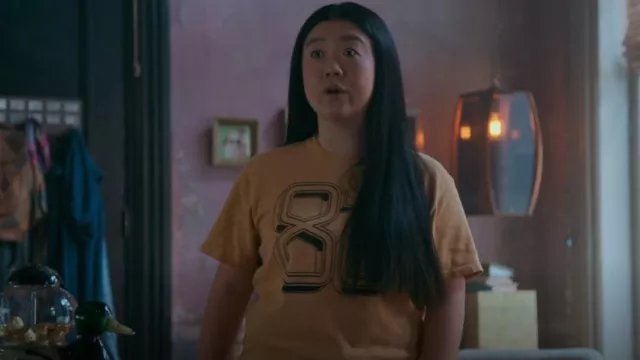 Mother The Buster Eighty Two T-Shirt porté par Alice Kwan (Sherry Cola) vu dans Good Trouble (S04E18)