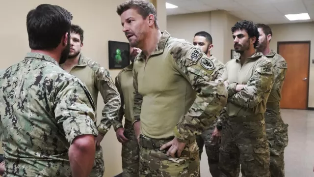 Crye Precision G3 Combat Shirt Multicam porté par Jason Hayes (David Boreanaz) dans la garde-robe de SEAL Team (Saison 3 Episode 10)