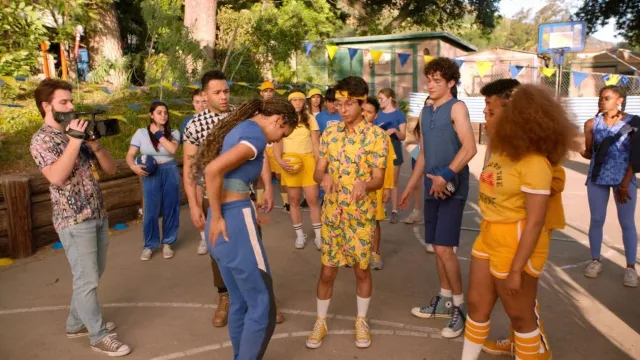 Jogal Short Sleeve Button Down Hawaiian Shirt Costume porté par Carlos (Frankie A. Rodriguez) vu dans High School Musical: The Musical: The Series (S03E06)