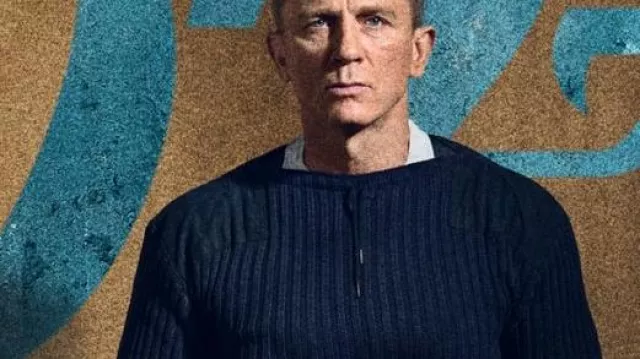 Pull bleu marine à côtes porté par 007 / James Bond (Daniel Craig) vu dans le film No Time to Die