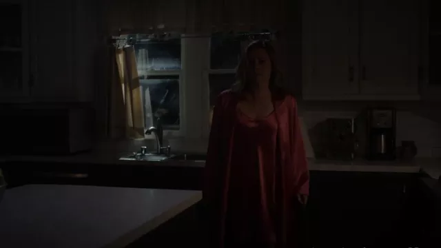 La Perla Satin Silk Short Robe In Rose Noisette portée par Erin (Alicia Silverstone) comme on le voit dans American Horror Stories (S02E08)