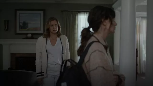 Frame Le Mid Rise V-Neck Tee In Blanc porté par Erin (Alicia Silverstone) vu dans American Horror Stories (S02E08)