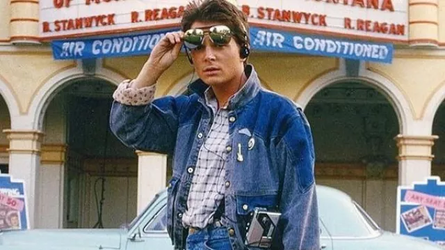 Veste en jean bleu foncé et gris portée par Marty McFly (Michael J. Fox) dans la garde-robe du film Retour vers le futur