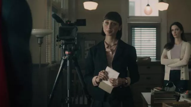 Rails Kate Blouse en Mauve Lucky Horseshoes usadas por Chrissy Beppo (Sofia Hasmik) como se ve en Superman & Lois (S01E15)