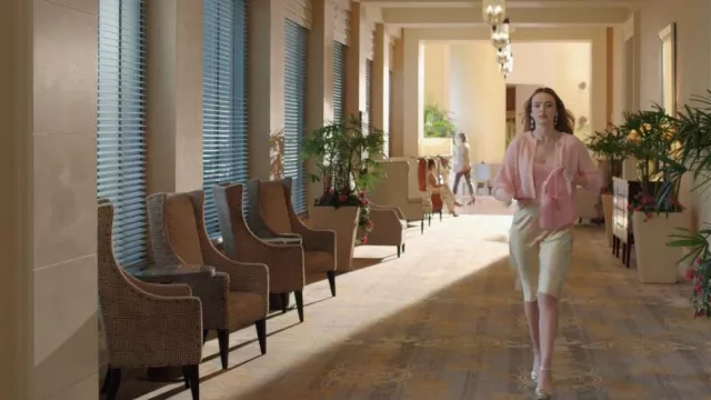 Anthony Thomas Melillo Palm Print Silk Charmeuse Slip Skirt porté par Kirby Anders (Maddison Brown) vu dans Dynasty (S04E20)