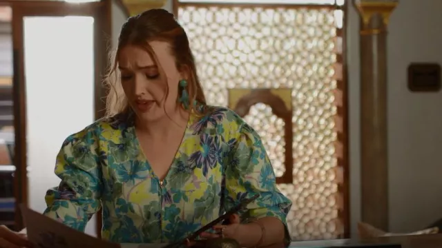 Boucles d’oreilles Valet Noemie portées par Kirby Anders (Maddison Brown) comme on le voit dans Dynasty (S04E21)