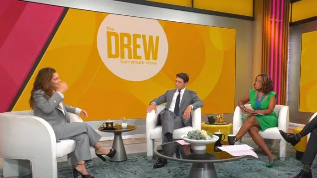 Pantalon en laine Gucci Sharkskin porté par Drew Barrymore vu dans CBS Mornings le 12 septembre 2022