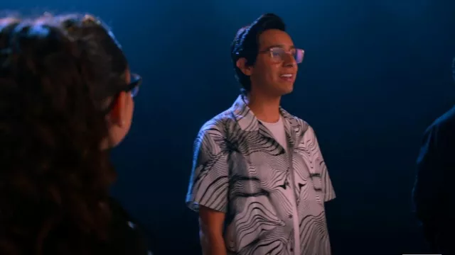 The Kooples Print Hawaiian-Collar Button-Down Shirt porté par Carlos (Frankie A. Rodriguez) comme on le voit dans High School Musical: The Musical: The Series (S03E08)