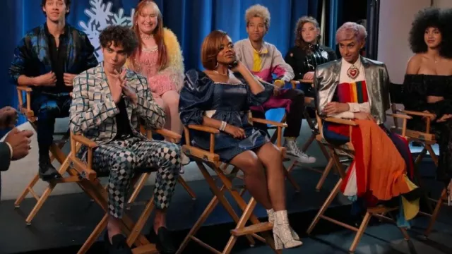 ASOS Design Slim Suit Pants avec ceinture élastiquée en Turquoise Geo Print porté par Ricky (Joshua Bassett) comme vu dans High School Musical: The Musical: The Series (S03E08)
