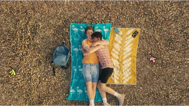 Yellow plant beach towel of Charlie Spring (Joe Locke) in Heartstopper TV show wardrobe (Season 1 Episode 8)