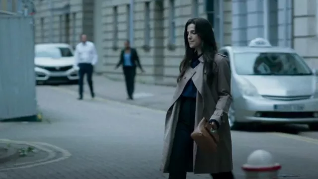 Hermès Fauve Bare­nia Bag worn by Yasmin Kara-Hanani (Marisa Abela) as seen in Industry (S02E01)