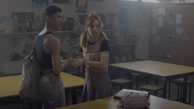 The ragged priest Shrunk­en Vest in Patch­work Flo­ral Check Co-Ord worn by Quinni Gallagher-Jones (Chloé Hayden) as seen in Heartbreak High (S01E02)