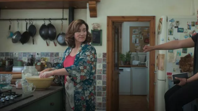 Robe imprimée de fleur de mangue en pétale de sarcelle portée par Tannie Maria (Maria Purvis) (Maria Doyle Kennedy) comme on le voit dans Recettes pour l’amour et le meurtre (S01E04)