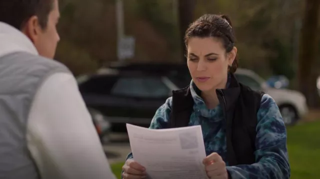 Lululemon Athletica Chale­co Lu­l­ule­mon Down For It All worn by Abby O'Brien-Winters (Meghan Ory) as seen in Chesapeake Shores (S06E03)