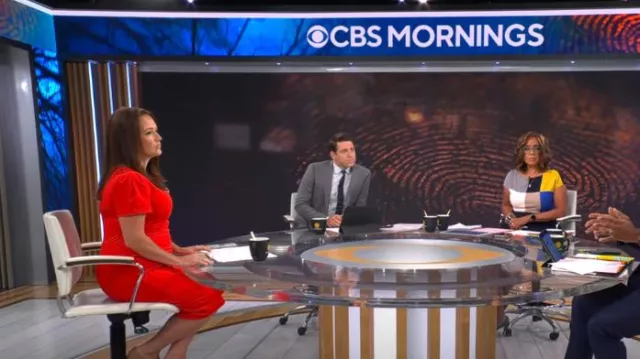 Maggy London Short Sleeve Crepe Midi Dress In Racing Red portée par Nikki Battiste comme vu dans CBS Mornings le 16 septembre 2022