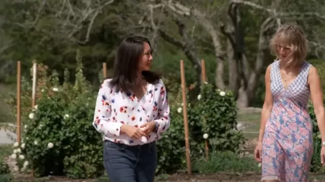 Chemisier avant transversal halogène en peinture multi florale blanche porté par Nancy Chen vu dans CBS Mornings le 17 septembre 2022