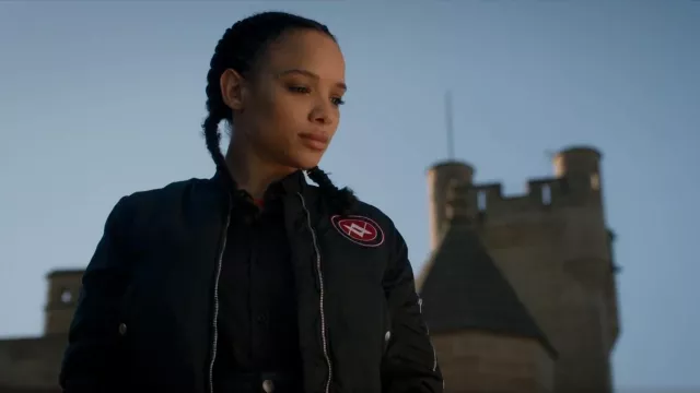 Alpha Industries MA-1 Croppped Jacket porté par Rose Hathaway (Sisi Stringer) vu dans Vampire Academy (S01E01)