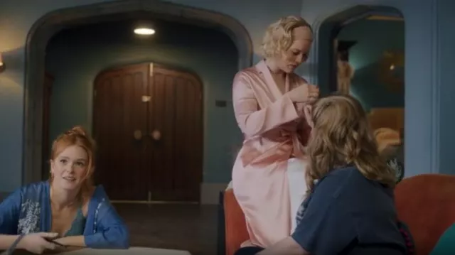 La Perla Silk Long Robe portée par la princesse Stella (Hannah van der Westhuysen) vue dans Fate: The Winx Saga (S02E03)