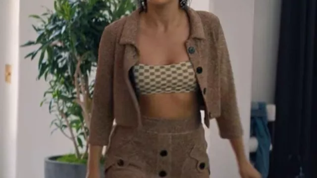 Top Bandeau en damier marron porté par Drea (Camila Mendes) dans les tenues de film Do Revenge