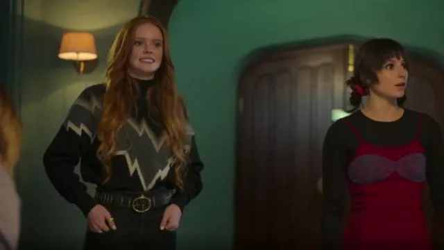 Zadig & Boltaire Bonnie Sweater usado por Bloom Peters (Abigail Cowen) como se ve en los trajes de la serie de televisión Fate: The Winx Saga (Temporada 2 Episodio 5)