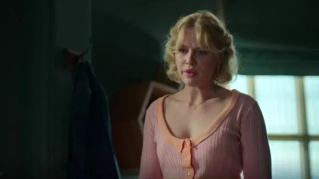 Por amor y limones Phoebe Pointelle Cardigan usada por la princesa Stella (Hannah van der Westhuysen) como se ve en Fate: The Winx Saga (S02E06)