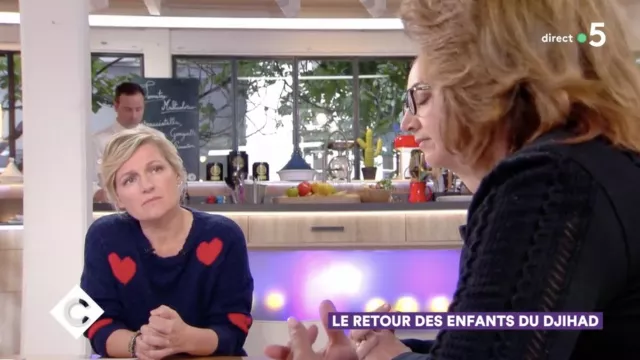 The navy blue sweater with red hearts Leopoldine Chateau worn by Anne-Elisabeth Lemoine in C à vous of 11/06/2019