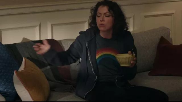 Aviator Nation Rainbow Boyfriend Tee worn by Jennifer Walters (Tatiana Maslany) as seen in She-Hulk: Attorney at Law (S01E05)