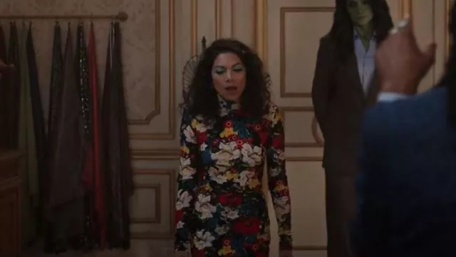Versace x Ssense Floral Turtleneck Robe à manches longues portée par Nikki Ramos (Ginger Gonzaga) comme on le voit dans She-Hulk: Attorney at Law (S01E05)