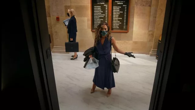 Jason Wu Belted Satin Wrap Midi Dress usado por Emily Lopez (Jessica Camacho) como se ve en All Rise (S02E01)