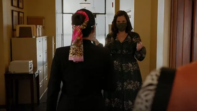 Ted Baker Delyla Meadowsweet Robe Midi à manches longues portée par Sara Castillo (Lindsay Mendez) comme on le voit dans All Rise (S02E01)