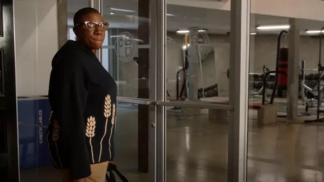 Sweat à capuche brodé Sandro porté par Henrietta 'Hen' Wilson (Aisha Hinds) vu dans le 9-1-1 (S06E02)