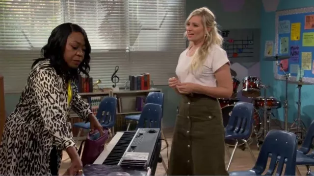 Veronica Beard Larsen Robe mixte portée par Gemma (Beth Behrs) vue dans The Neighborhood (S05E02)
