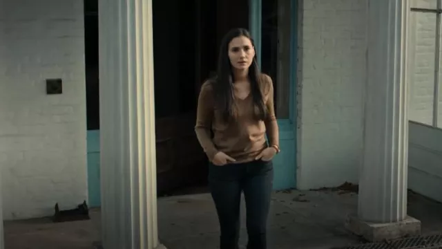 Suéter de cuello teoría V usado por Simone Turner (Charlie Murphy) como se ve en The Capture (S02E05)