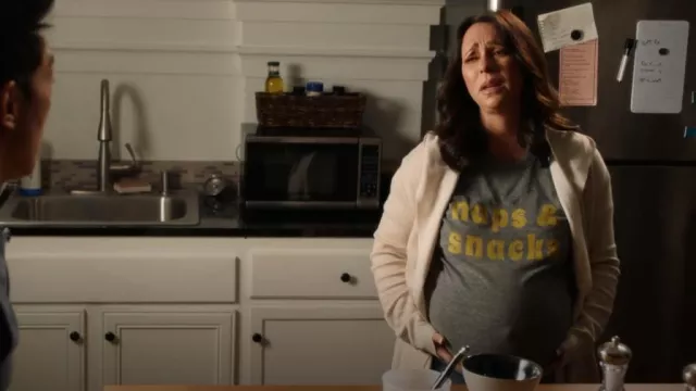 Bun Maternity Naps & Snacks Maternity Graphic Tee porté par Maddie Kendall (Jennifer Love Hewitt) vu dans 9-1-1 (S04E09)
