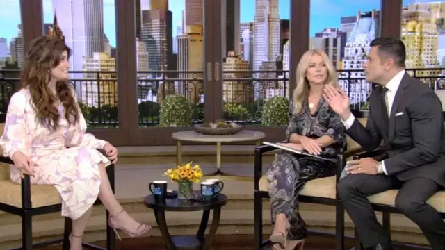 Fendi Marble Printed Silk Trousers worn by Kelly Ripa as seen in LIVE with Kelly and Ryan on September 27,2022