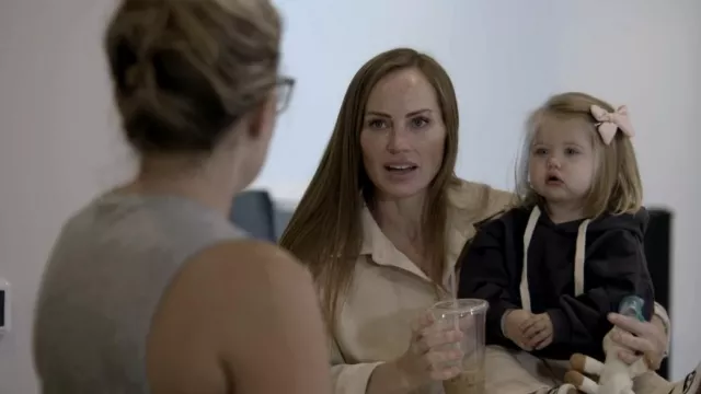 Xmbpum Long Sleeve Plain Cardigan porté par Mina Starsiak comme on le voit dans Good Bones: Risky Business (S01E03)