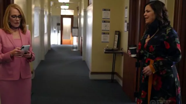 Kobi Halperin Zula Robe à imprimé floral portée par Sara Castillo (Lindsay Mendez) vue dans All Rise (S02E04)