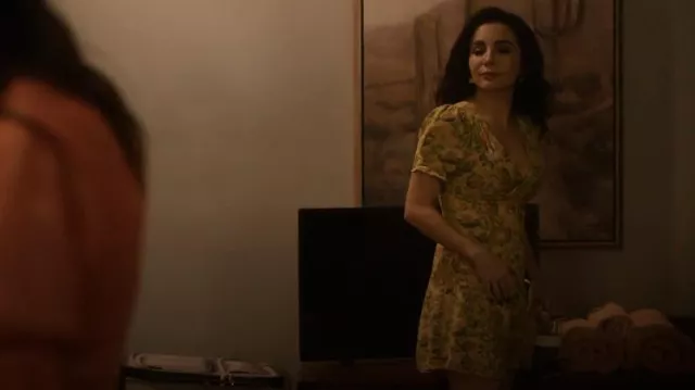 Urban Outfitters Bettie Twist Front Mini Robe portée par Catt (Martha Higareda) comme on le voit dans Monarch (S01E03)