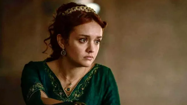 Earrings worn by Queen Alicent Hightower (Olivia Cooke) in House of the Dragon (Season 1 Episode 6)
