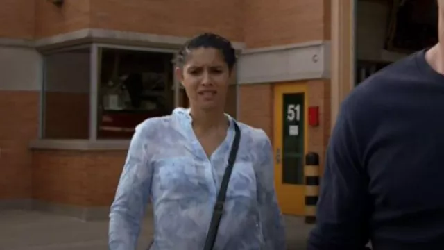 Bella Dahl Aquarelle Print Button Down Blouse portée par Stella Kidd (Miranda Rae Mayo) vue dans Chicago Fire (S11E02)