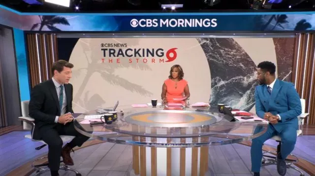 Nora Gardner Shira Robe en corail portée par Gayle King telle que vue dans CBS Mornings le 29 septembre 2022