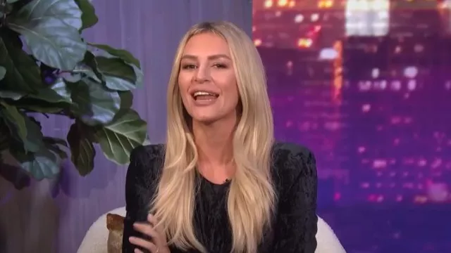 Combinaison Saint Laurent Crushed Velvet Twist portée par Morgan Stewart comme on le voit dans E! News Nightly Pop le 23 septembre 2022