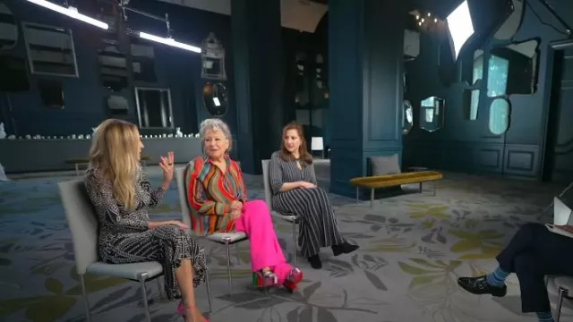 Christian Louboutin Manola Disco Red Sole Metallic Platform Sandales portées par Bette Midler telles que vues dans CBS Mornings le 30 septembre 2022
