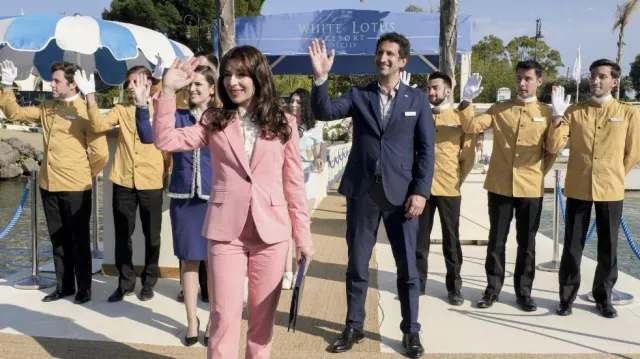 Costume rose porté par Valentina (Sabrina Impacciatore) comme on le voit dans les tenues de la série télévisée The White Lotus (Saison 2 Episode 1)